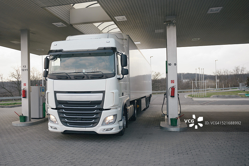 加油站的运输卡车图片素材