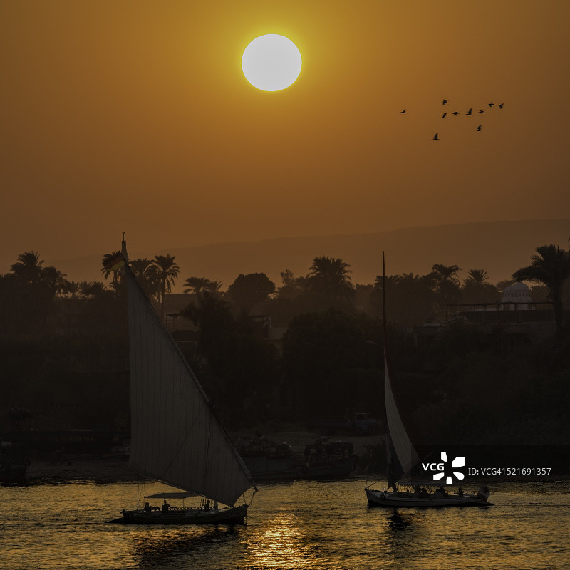 日落时分的三角帆船图片素材