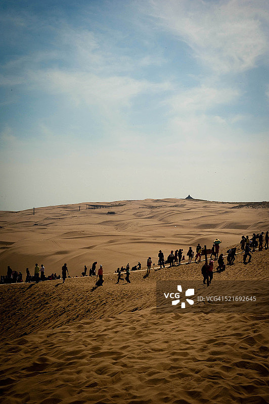 在戈壁沙漠中行走的人们图片素材