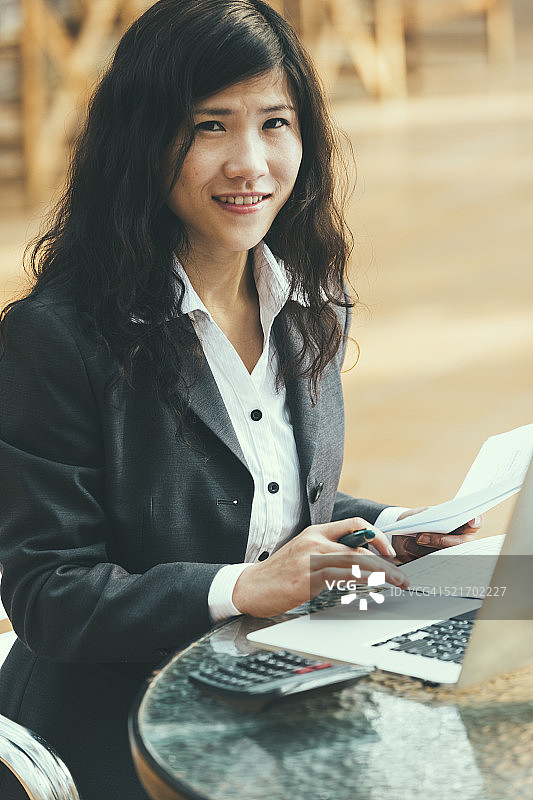 在花园里工作的女人图片素材