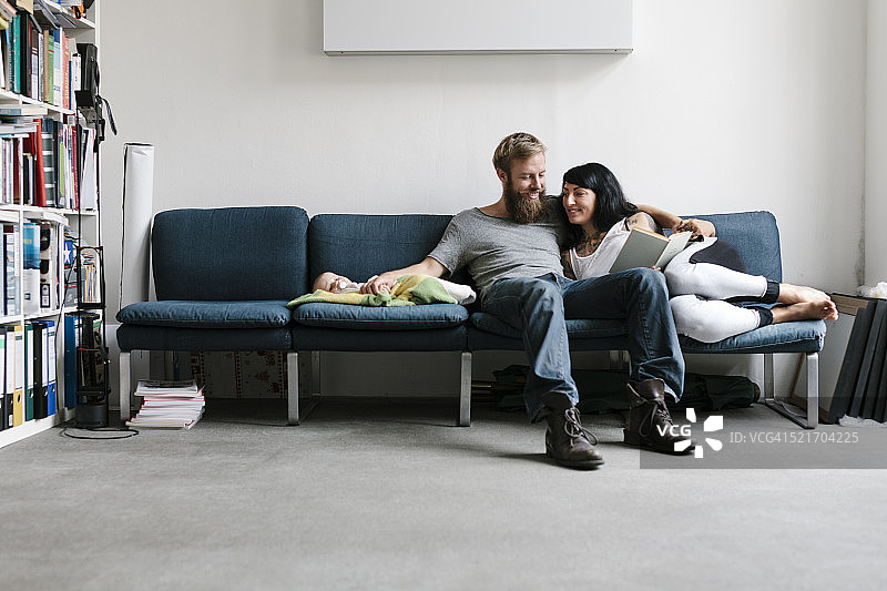 年轻夫妇与新生儿一起放松图片素材