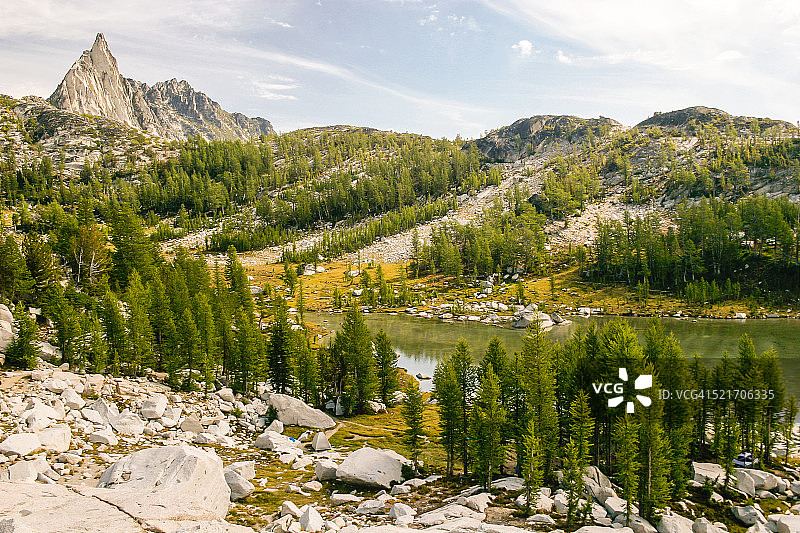 在迷人湖盆地露营图片素材