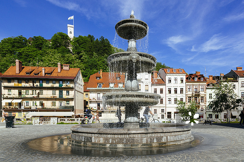 斯洛文尼亚卢布尔雅那的Zlata Ladjica喷泉、城市天际线和卢布尔雅那城堡图片素材