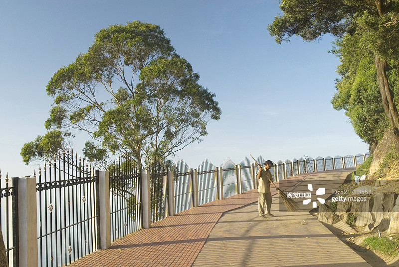 在高于海平面 2133 米的帕拉尼山上的人行道，科代卡纳尔通常被称为科代，位于印度泰米尔纳德邦图片素材