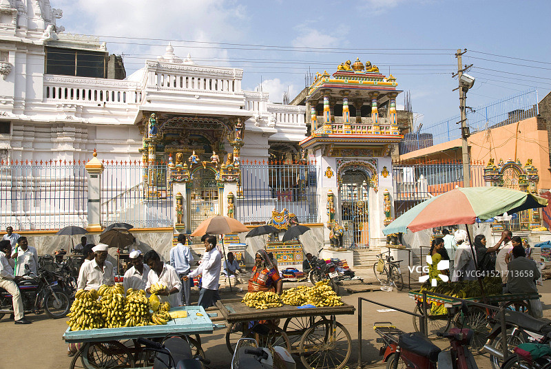 印度卡纳塔克邦比贾布尔的耆那教寺庙和集市图片素材