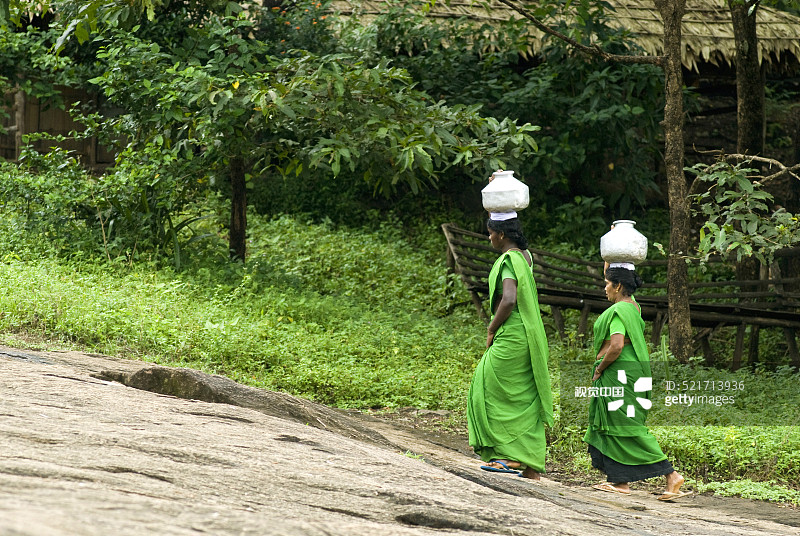 喀拉拉邦Athirappally，carrying 头顶水的妇女图片素材
