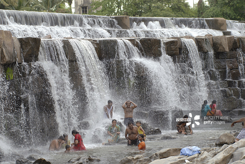 印度泰米尔纳德邦戈比切蒂帕拉亚姆附近的科迪韦里瀑布图片素材