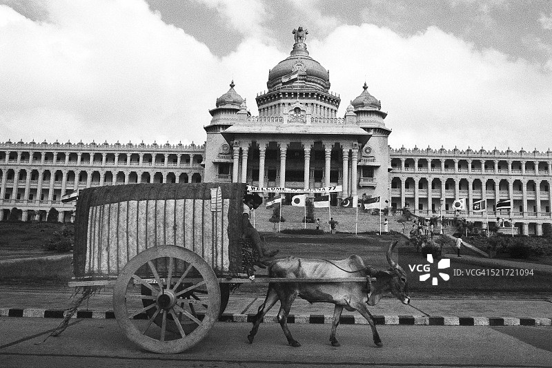 维丹·索达大楼和牛车，印度卡纳塔克邦班加罗尔，亚洲，1977年图片素材