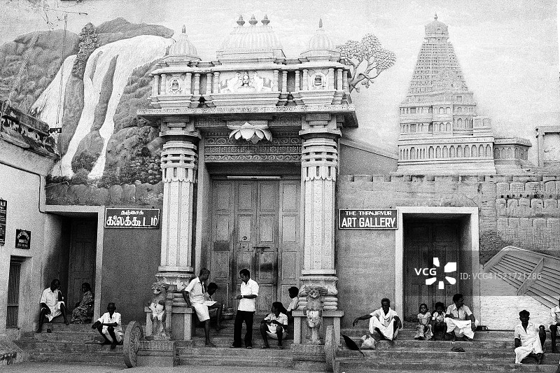 印度泰米尔纳德邦坦加武尔的艺术画廊入口，人们在等待（1979年）图片素材