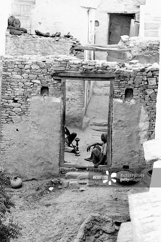 坐在没有门和屋顶的房子里的贫困夫妇，巴尔萨纳，北方邦，印度，亚洲，1971年图片素材