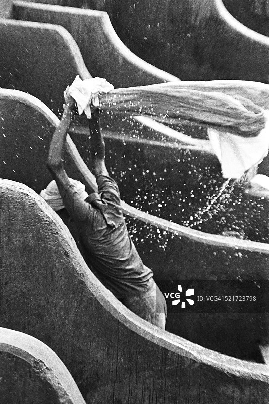 1972年，在印度孟买邦冈加的Dhobi Ghat洗衣服的男子图片素材