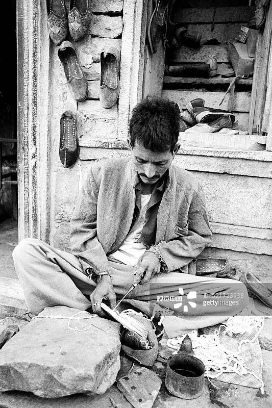 1984年印度拉贾斯坦邦斋沙默尔的鞋匠图片素材