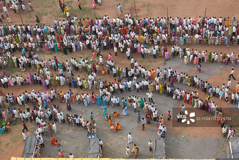 印度投票站排队选民图片素材