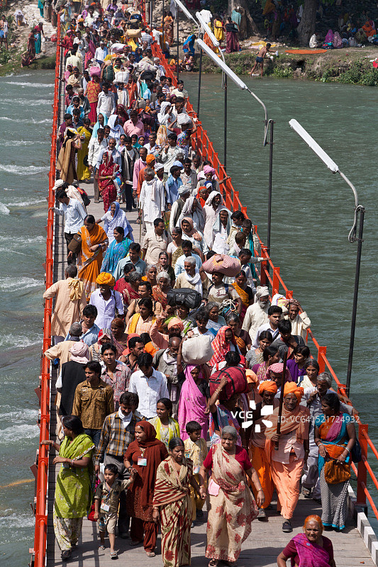 信徒们在印度北阿坎德邦哈里瓦越过恒河图片素材