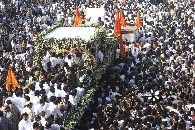 印度马哈拉施特拉邦孟买Balasaheb Thackeray的葬礼队伍图片素材
