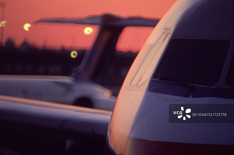 停在停机坪上的商用飞机图片素材