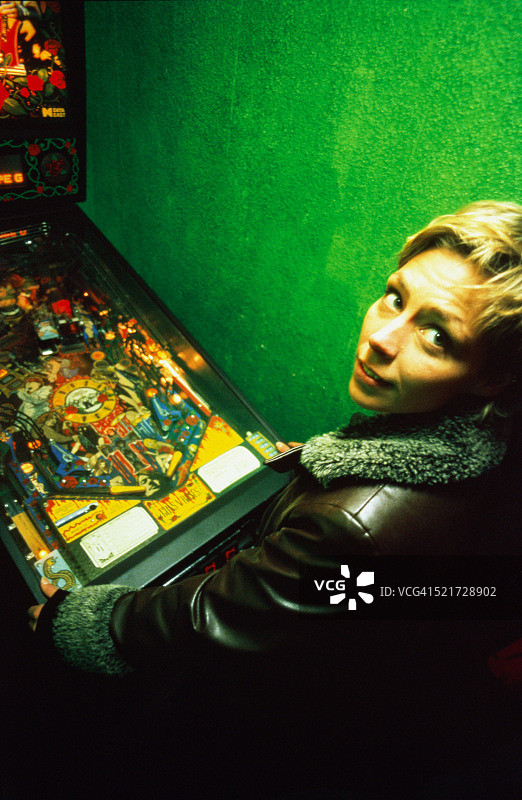 年轻女人玩弹珠游戏图片素材