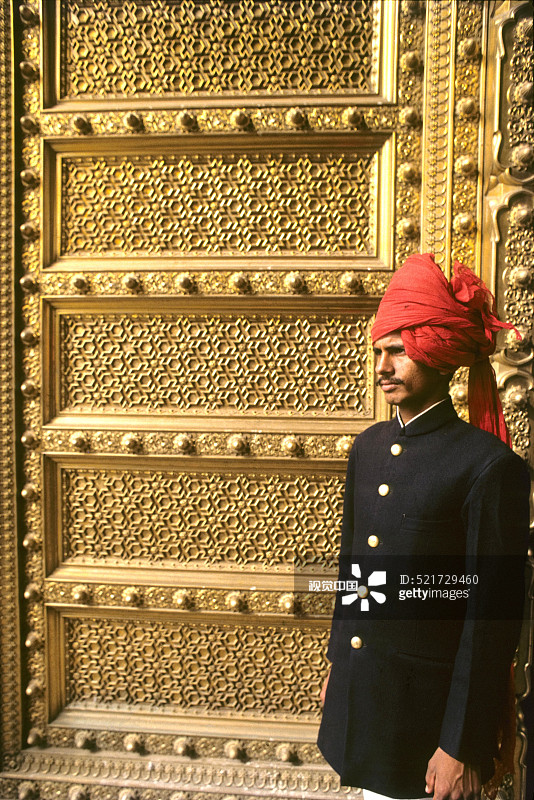 斋浦尔皇家宫殿黄铜大门处的门卫，拉贾斯坦邦，印度图片素材