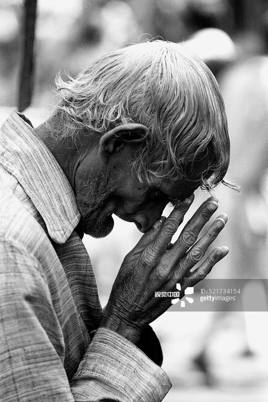 1977年，在印度奥里萨邦普里的贾格纳特神庙祈祷的老人图片素材