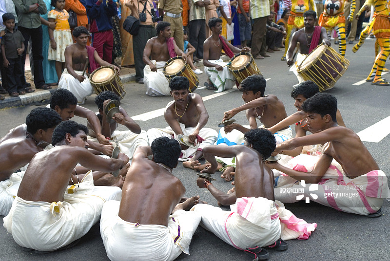 在印度喀拉拉邦特里凡得琅的奥南节庆祝活动中，钦卡里梅拉姆表演者使用禅达和钹图片素材