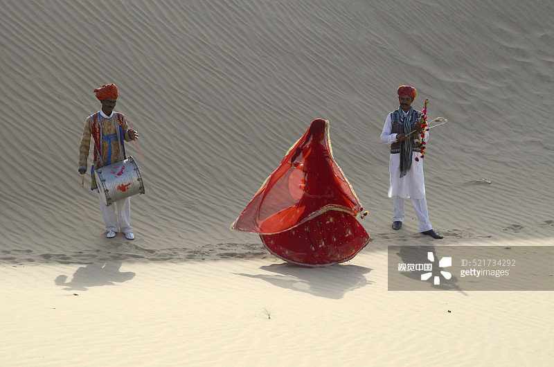 印度拉贾斯坦邦斋沙默尔沙丘上的民间音乐家图片素材