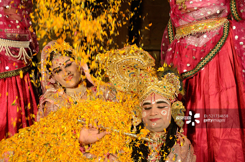 在印度拉贾斯坦邦焦特布尔的马尔瓦节上，装扮成拉达·奎师那跳舞的男人们图片素材