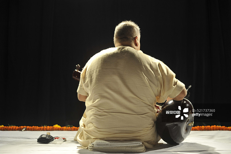 印度古典音乐家西塔尔琴演奏家乌斯塔德·舒加特·汗，印度马哈拉施特拉邦孟买图片素材