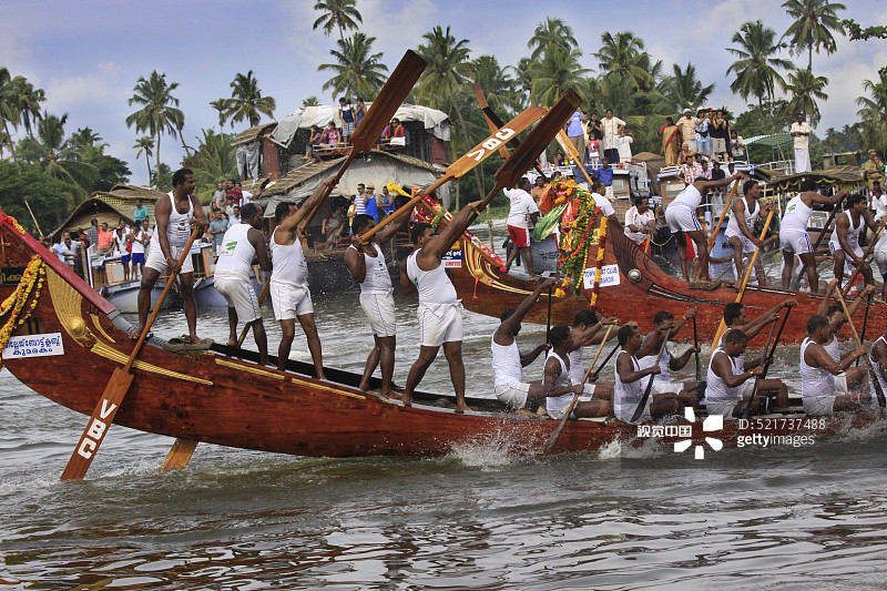 印度喀拉拉邦阿勒皮蓬纳米达湖上的蛇形船赛图片素材