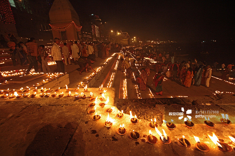 瓦拉纳西恒河上的排灯节泥土灯图片素材