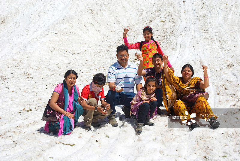 在印度詹谟和克什米尔邦雪地上的游客家庭图片素材