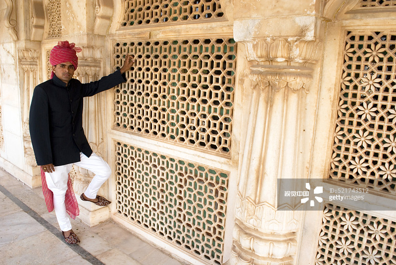 导游站在印度拉贾斯坦邦焦特布尔的贾斯旺特·塔达的贾利图片素材