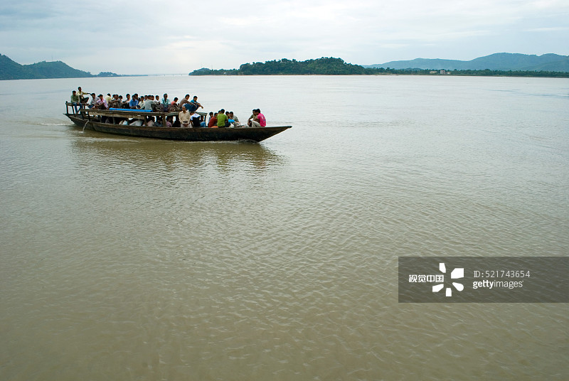 印度阿萨姆邦，游客在布拉马普特拉河畔图片素材
