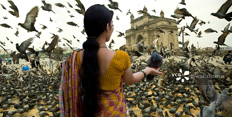 在印度马哈拉施特拉邦手 holding 鸽子的女人图片素材