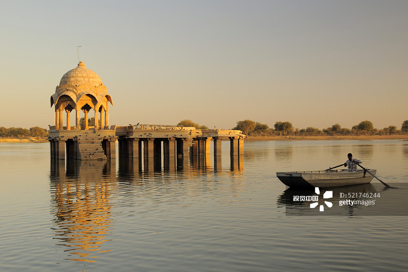 斋沙默尔的纪念亭和湖面倒影图片素材
