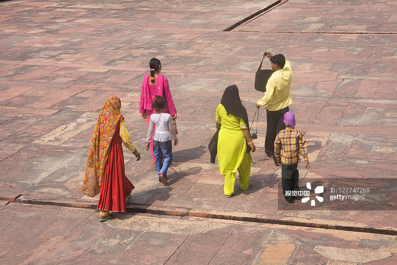 印度游客家庭在北方邦Fatehpur Sikiri的Deewan Khana Khwabgah图片素材