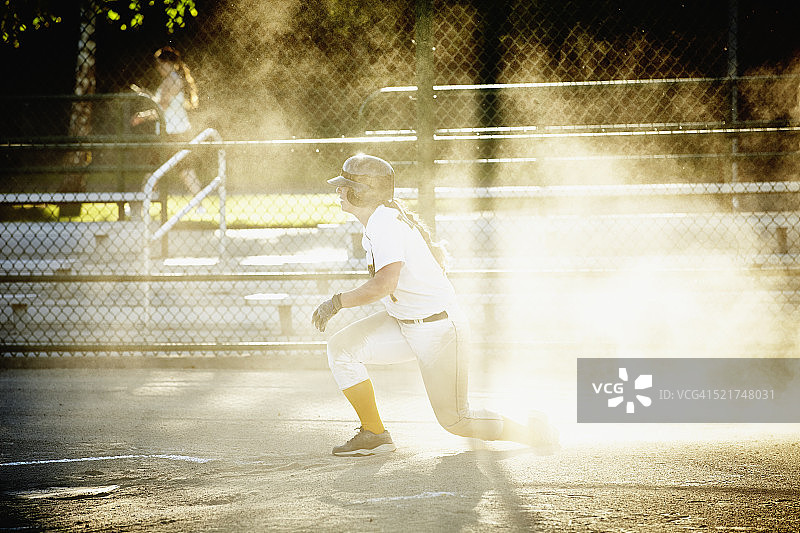 女子垒球运动员滑垒后图片素材