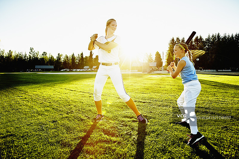 女垒球运动员指导年轻球员图片素材