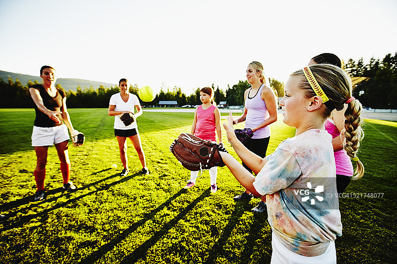 成年和年轻的垒球运动员在练习图片素材
