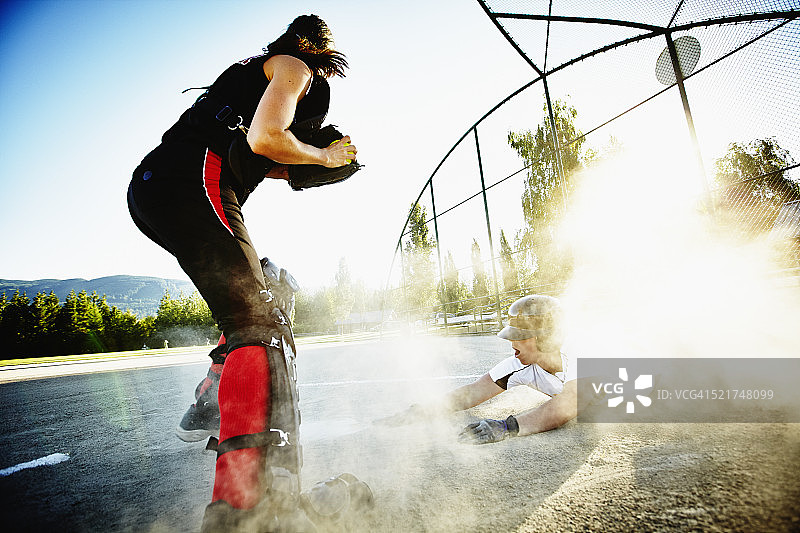 垒球运动员被触杀后倒地图片素材