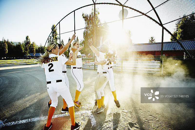 垒球运动员在比赛中庆祝图片素材