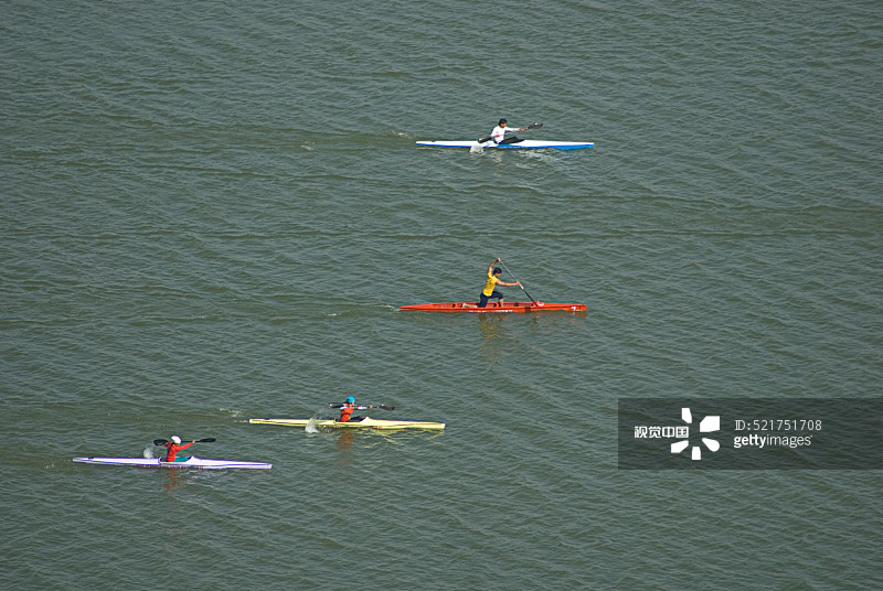 印度中央邦博帕尔塔尔湖上的划艇比赛图片素材