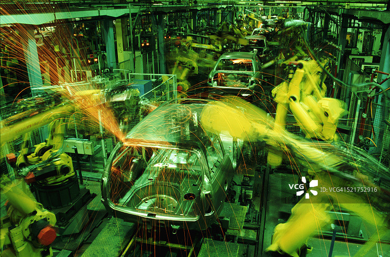 汽车装配线上的机器人图片素材