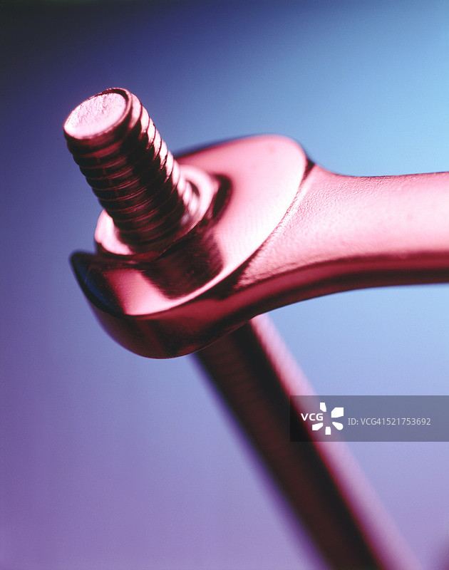 带扳手的螺母和螺栓图片素材