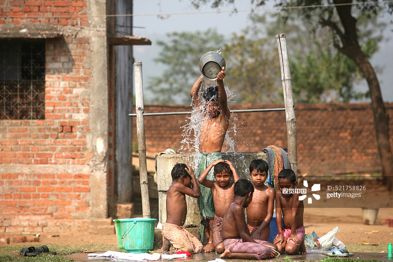 印度贾坎德邦社区水井边的儿童图片素材