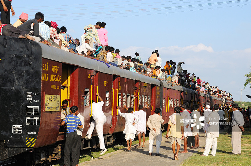 在印度拉贾斯坦邦的马尔瓦尔火车站，人们爬上火车车顶进行危险旅行图片素材