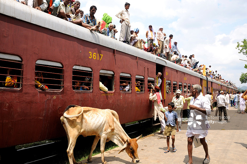 在印度拉贾斯坦邦的马尔瓦尔火车站，人们爬上火车车顶进行危险旅行图片素材