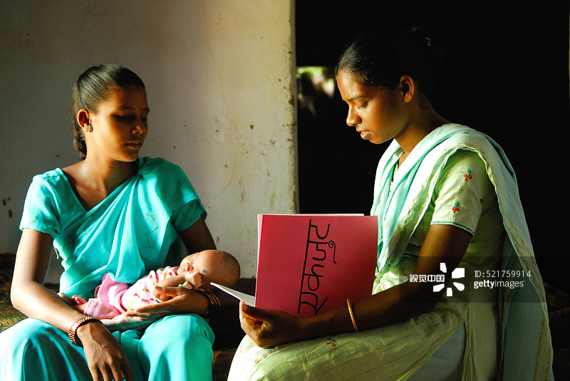 志愿者与印度恰克拉达尔布尔的霍族妇女交谈图片素材