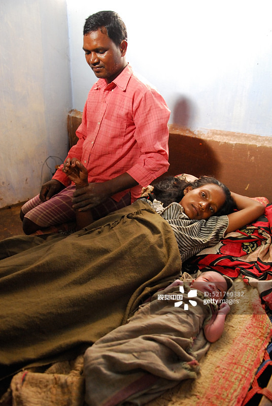 霍部落丈夫与妻子抱着新生儿，印度图片素材