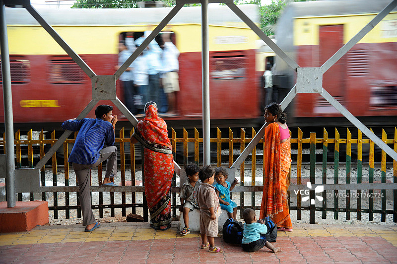 印度孟买火车站台上观看火车经过的人群图片素材