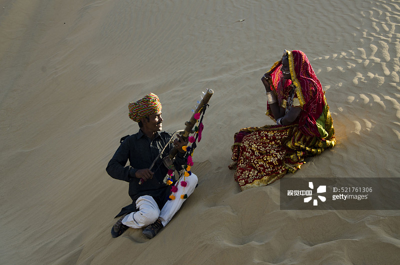 男人演奏印度乐器，女人唱歌图片素材